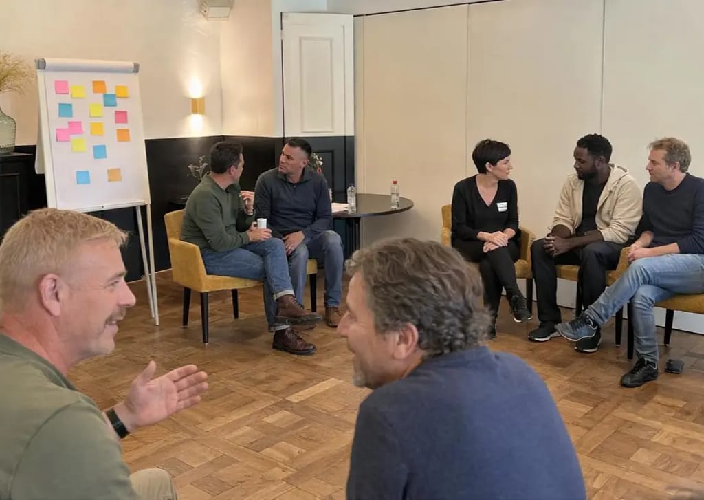 Team in gesprek tijdens een training teamontwikkeling van Bureau Dinsdag