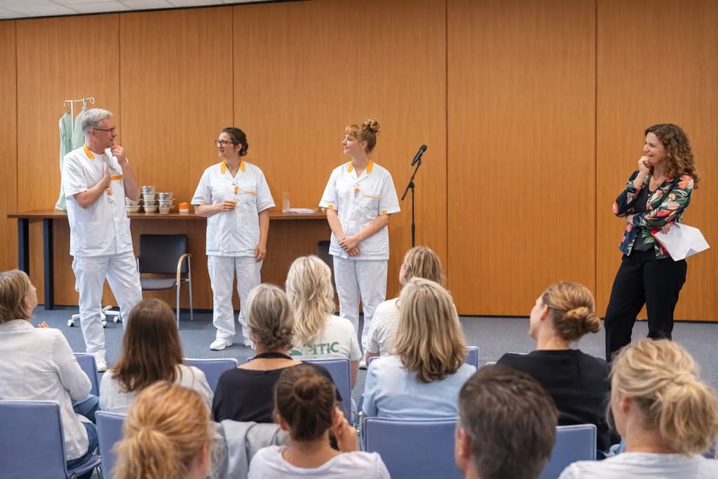 Interactief theater over sociale veiligheid met acteurs in een ziekenhuis